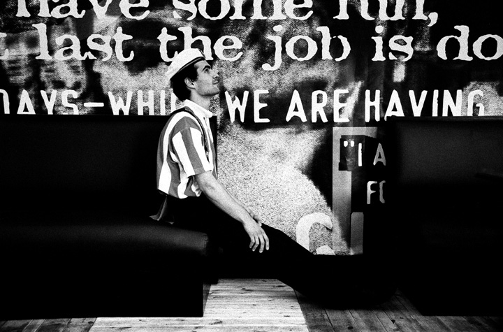 временич. время ч. время ч реклама. время ч реклама. человек с часами на голове.