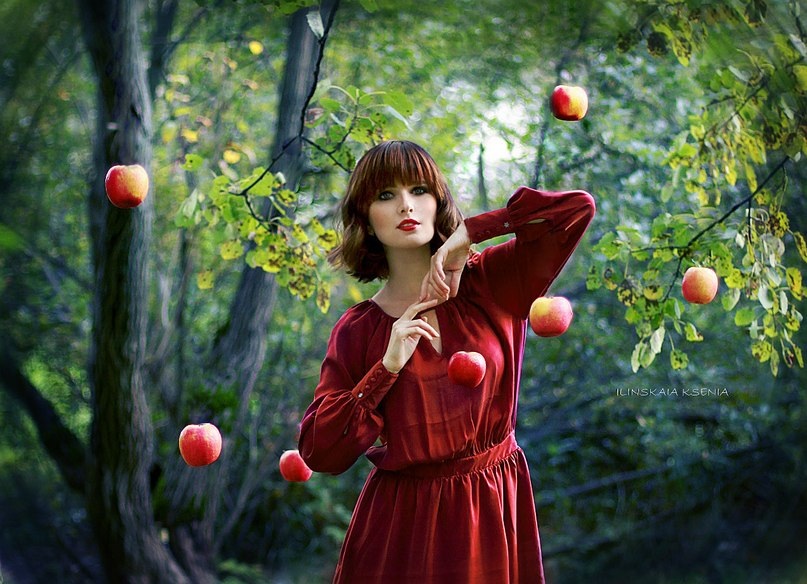 Девушка с яблоком в руке фото