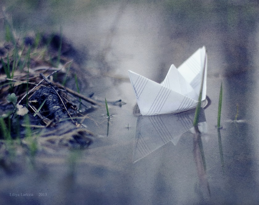 Кораблик из бумаги я по ручью. Бумажный кораблик в ручейке. Бумажный кораблик в ручье. Бумажный кораблик на ручье весной.