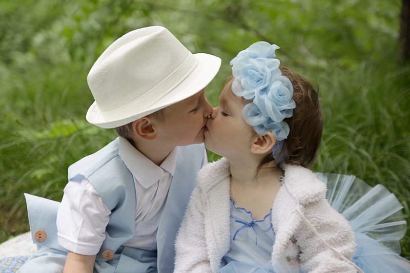 Фото дети целуются