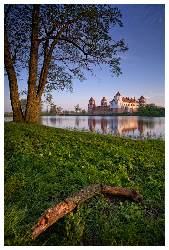 Mir castle. Мирский замок. Мир замок Беларусь. Средневековый Мирский замок. Мирский парк Беларусь.