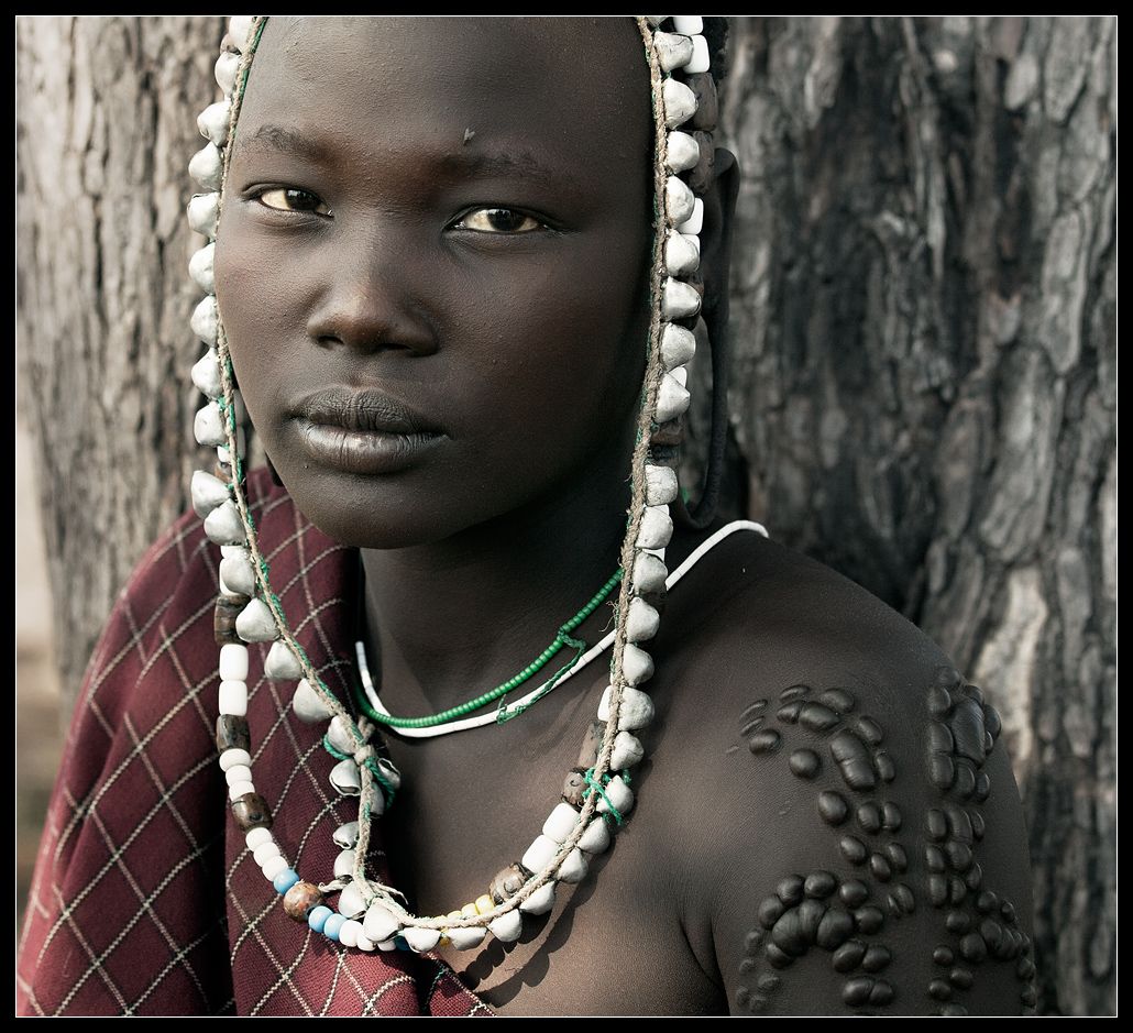 Tribe girl. Африканское племя Мурси.