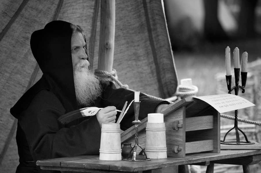 Летописи монахов. Пимен монах летописец. Монах Лаврентий летописец. Игумен Моисей летописец. Летописец фото.