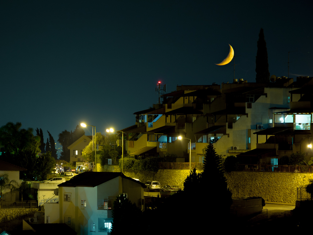 Луна над крышей дома. Месяц над домом. Луна над крышами. Месяц над городом. Луна на крыше.