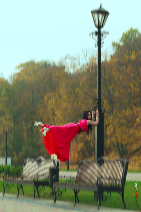 полет в невесомости. гравитация фильм. преодоление гравитации. девушка парит в воздухе. невесомость.