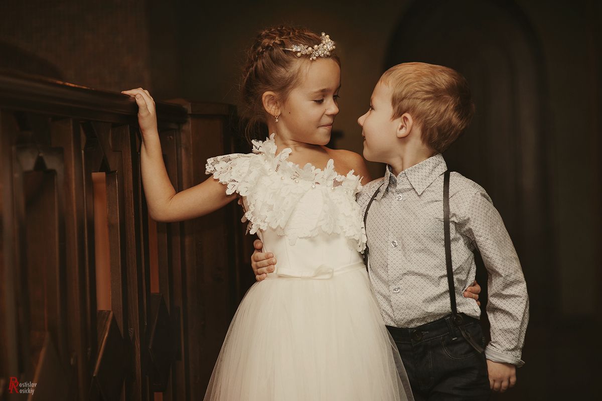 Девочка женится на мальчике. Дети в свадебных нарядах. Мальчик и девочка в свадебных нарядах. На мальчика и на девочку на свадьбе. На мальчика и на девочку на свадьбе.