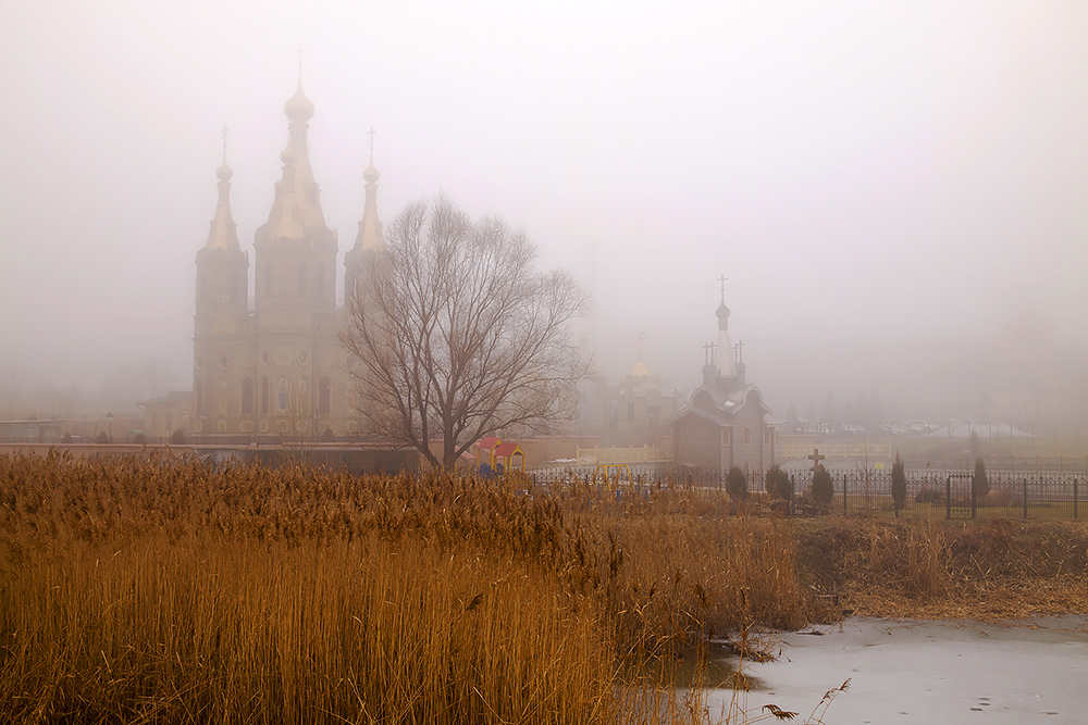 Фото храма в тумане