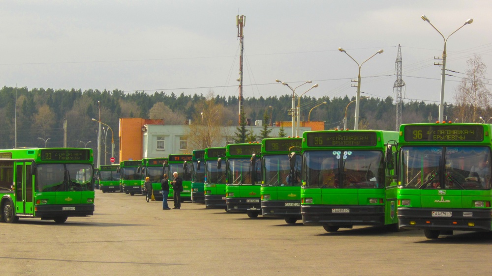 Автобусный парк отзывы. Автобусный парк. Автобусный парк Великий Новгород. Автобусный парк Великий Новгород Хутынская. Парк автобусов.