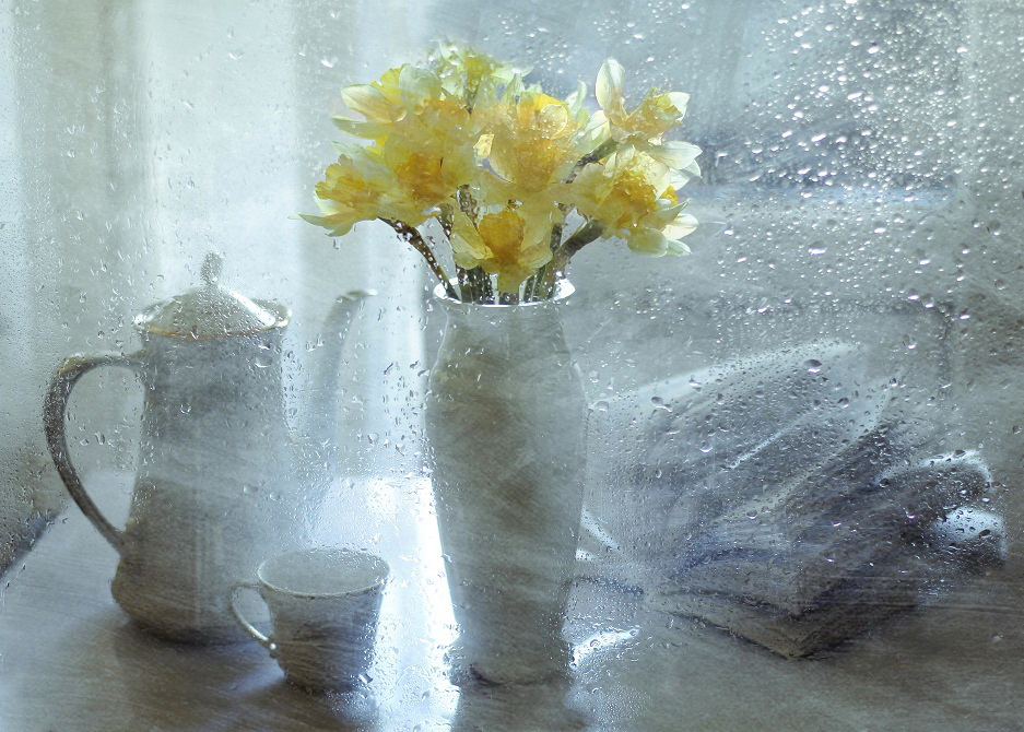 Доброе утро дождливое весеннее картинки. Натюрморт на окне. Натюрморт цветы на окне. Мокрый натюрморт. Натюрморты с весенними цветами на окне.