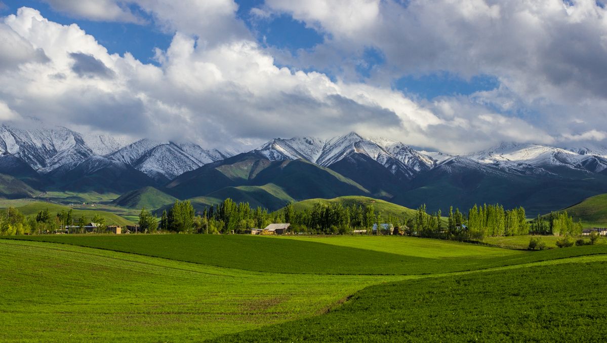 Село маевка. Горная Маевка Кыргызстан. Село Горная Маевка. Горная Маевка фото. Весенние горные районы.