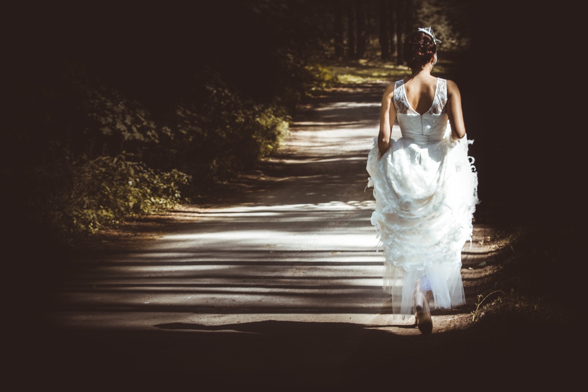 Невеста бежит фото