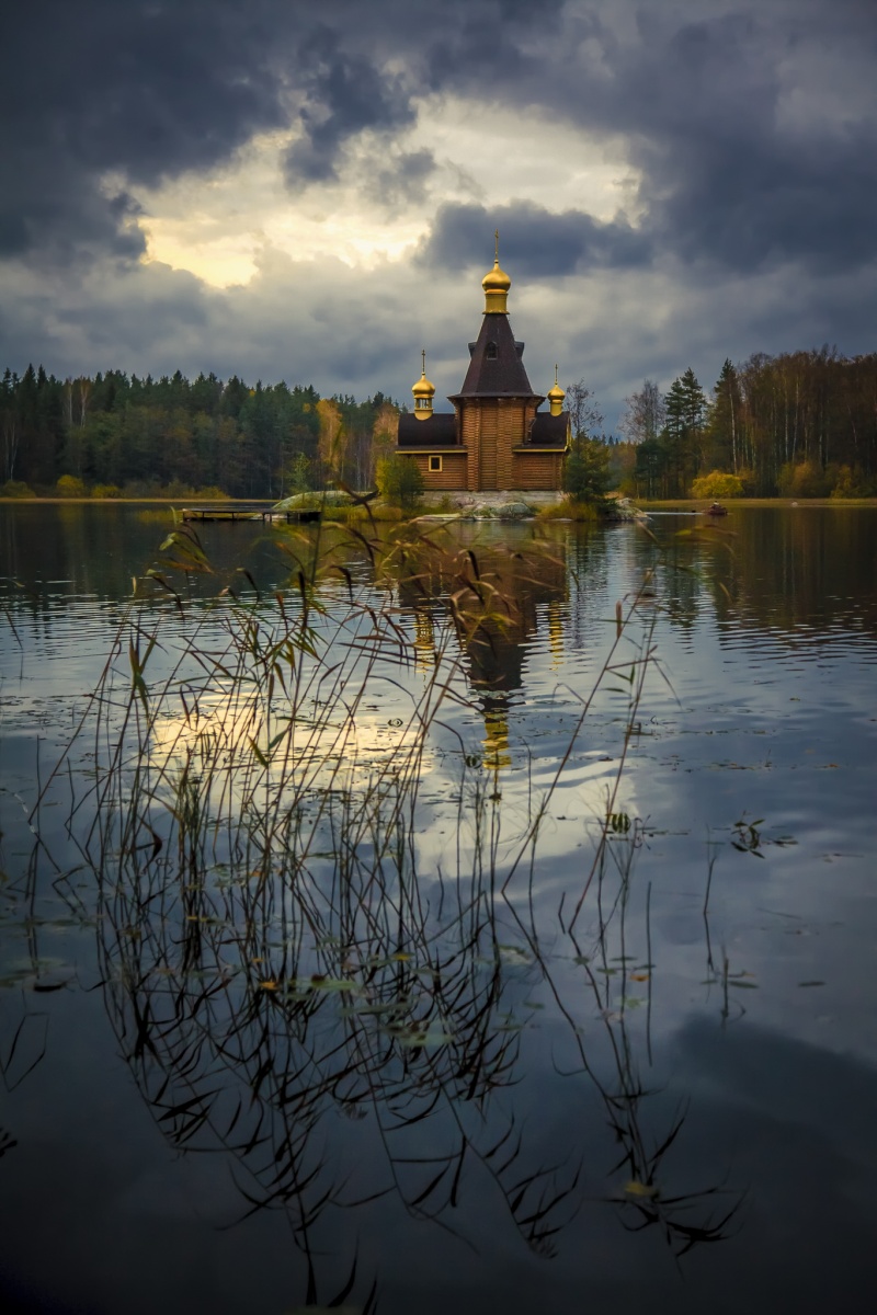 церковь с озером