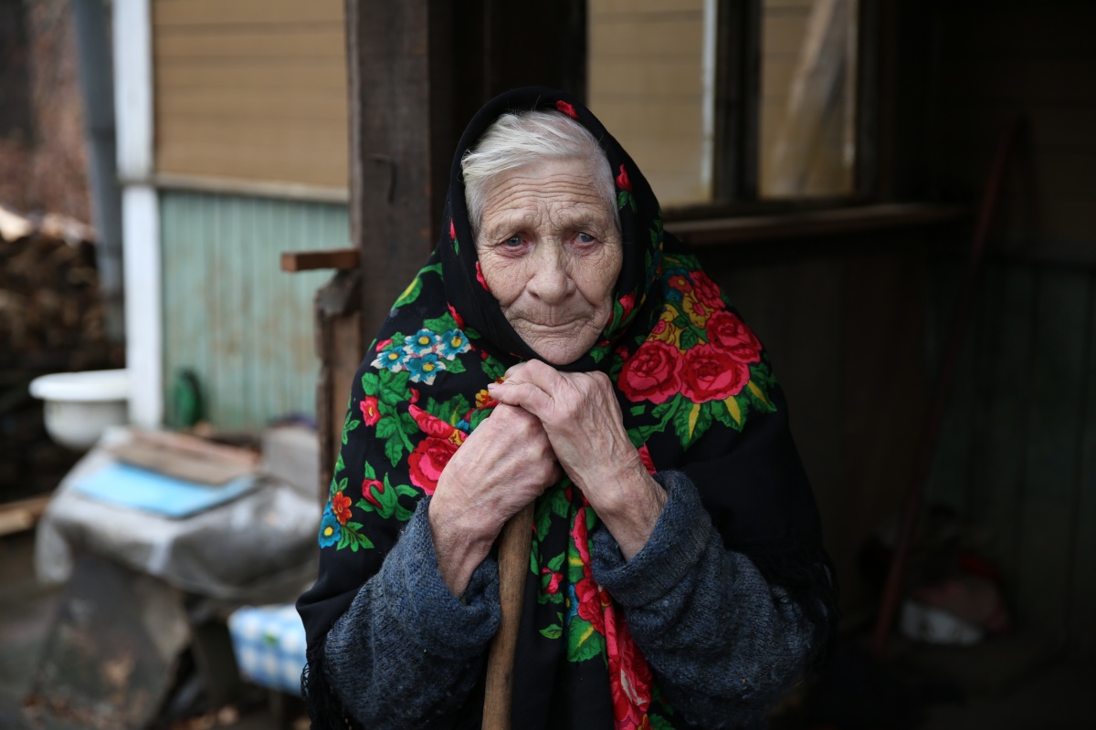 Старые женщины россии. Бабушка. Старенькая бабушка. Деревенская бабушка. Старушка в платке.