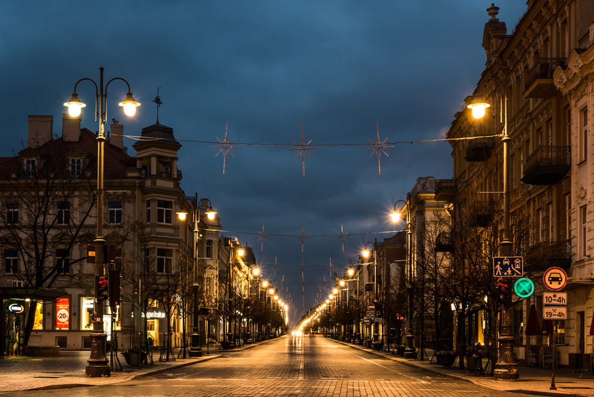 Vilnius. Вильнюс Главная улица. Вечерний Вильнюс. Вильнюс Литва ночью. Ночной Вильнюс старый город.