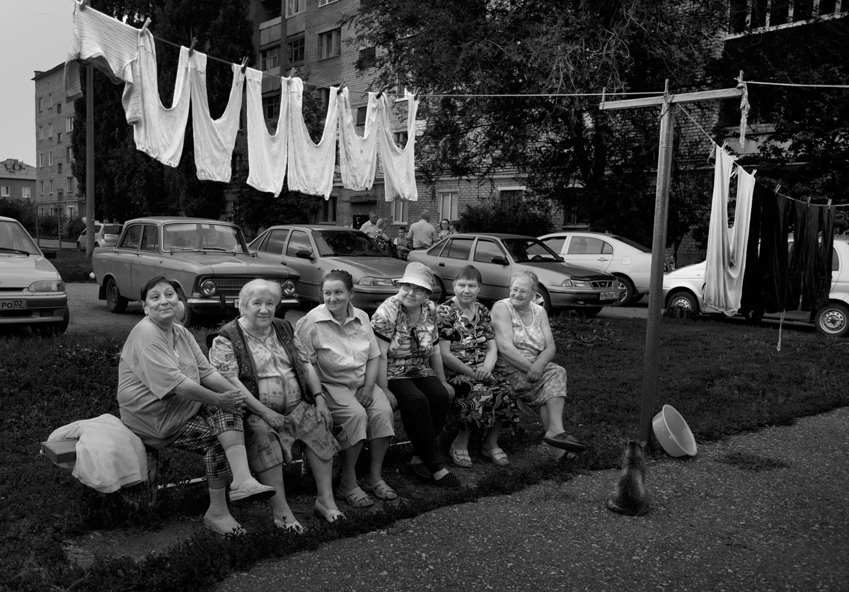 А у вас во дворе. Посиделки во дворе. Дворовая суета. Суета во дворе. Целый день во дворе суета.