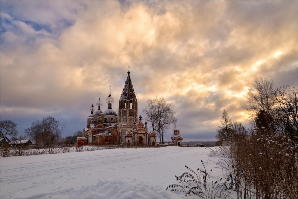 Деревянная Церковь в снегу