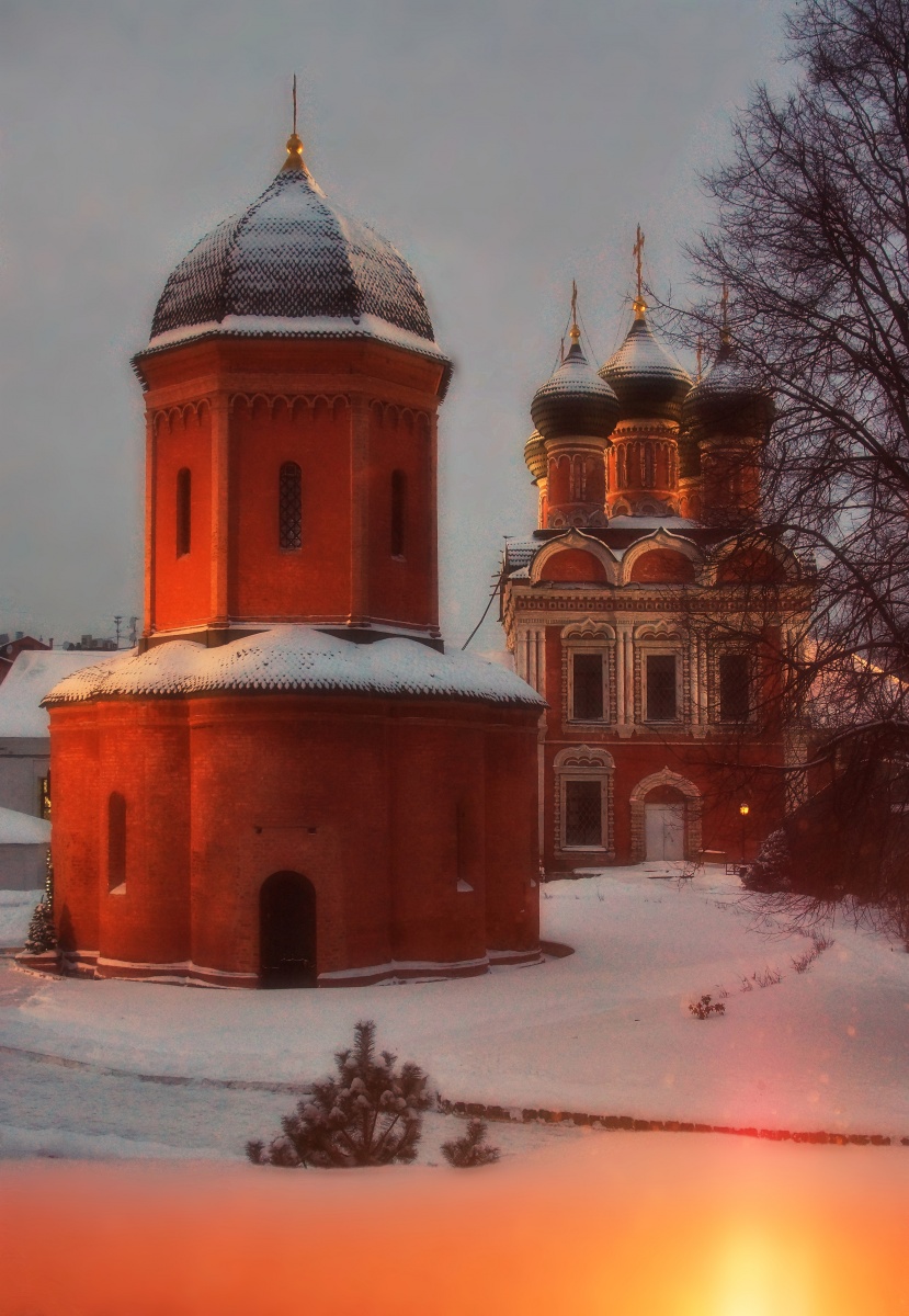 Колокольня высоко Петровского монастыря