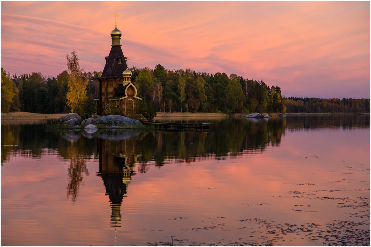 Церковь на берегу реки фото