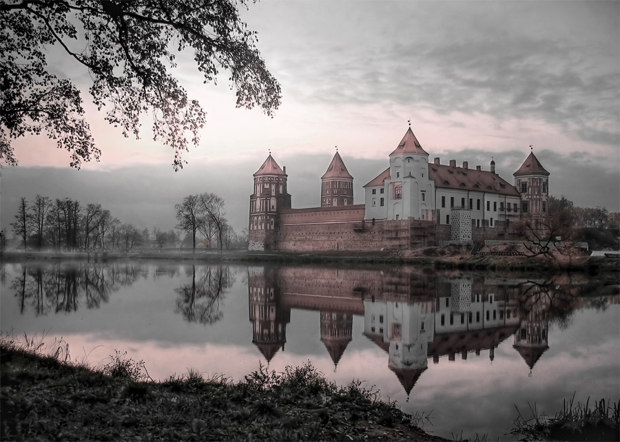 Mir castle. Мирский замок в Белоруссии. Мирский замок озеро. Замки Белоруссии Мирский замок. Мирский и Несвижский замки.