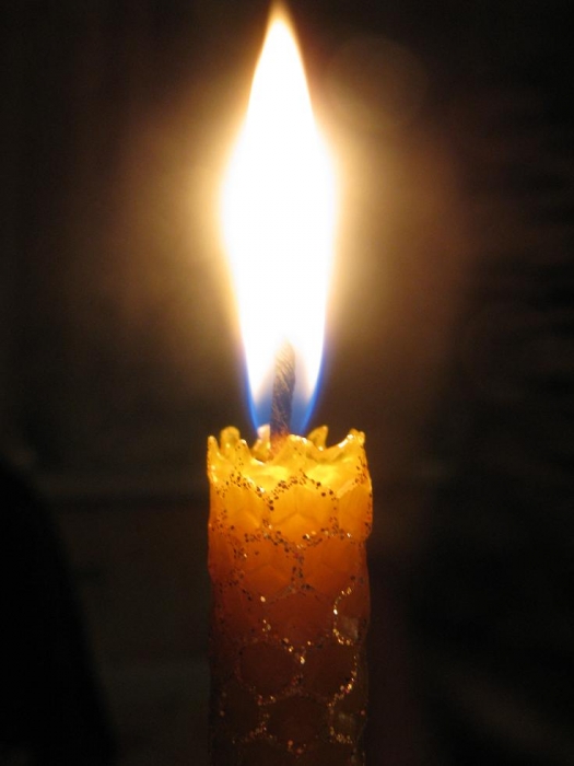 Зажженная свеча фото
