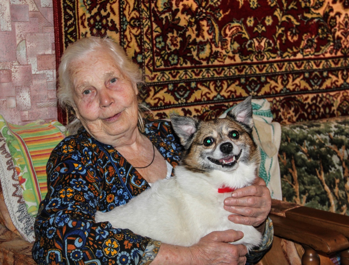 Бабушка с собачкой