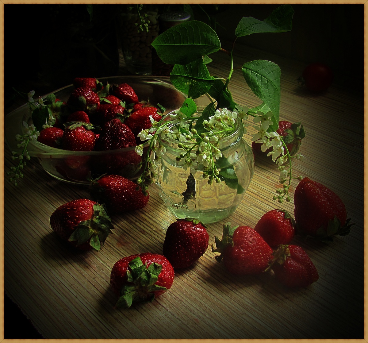 Клубника на столе. Земляника. Заставка на рабочий стол клубника. Цветы черемухи. Земляника.