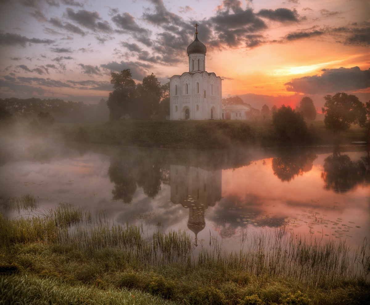 Покрова на нерли фото. Храм Покрова на Нерли туман. Церковь Покрова на Нерли Автор. Покрова на Нерли в тумане. Церковь Покрова на Нерли в тумане.