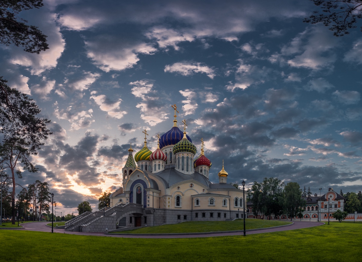 Переделкино. Храм Игоря Черниговского в Переделкино вечер. Переделкино Москва. Переделкино Московская область. Храмы Солнцево и Новопеределкино.