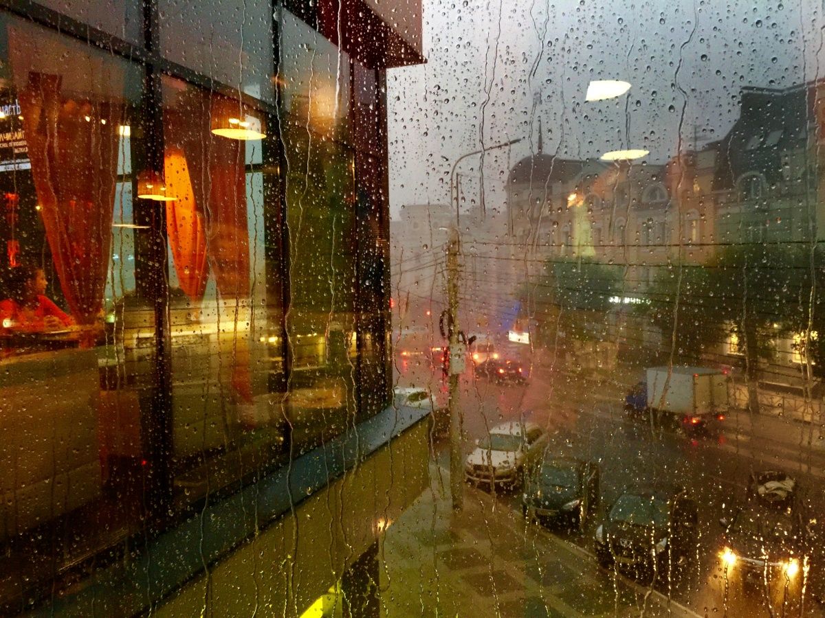 Цветной дождь. Дождь в городе. Дождь в городе через стекло. Город дождь за окном огни.