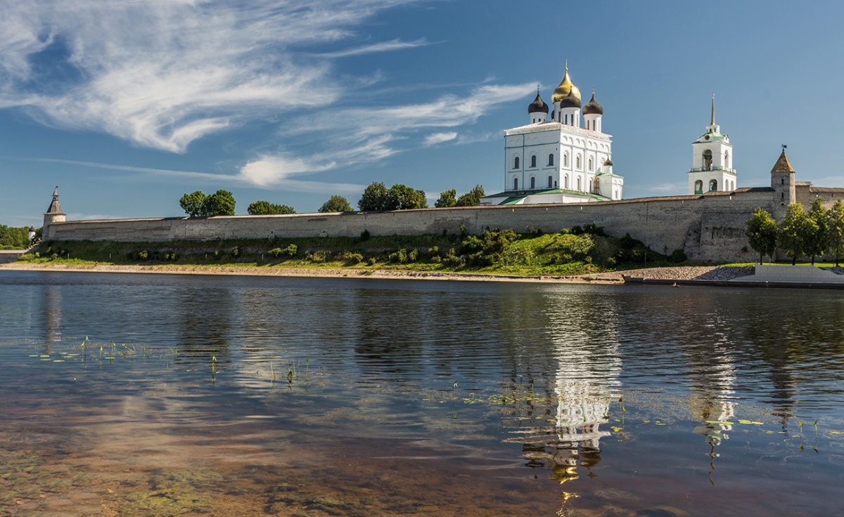 Псковский кремль ул кремль 4 псков фото. Псковский Кремль Псков. Псковский Кремль кром. Псков лето. Псковский Кремль панорама.