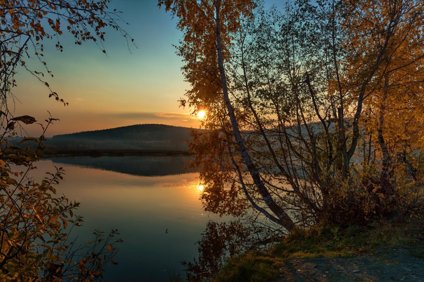 Осенний закат на озере