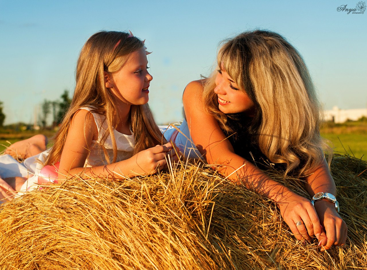 Фотосессия мама и дочка на сене