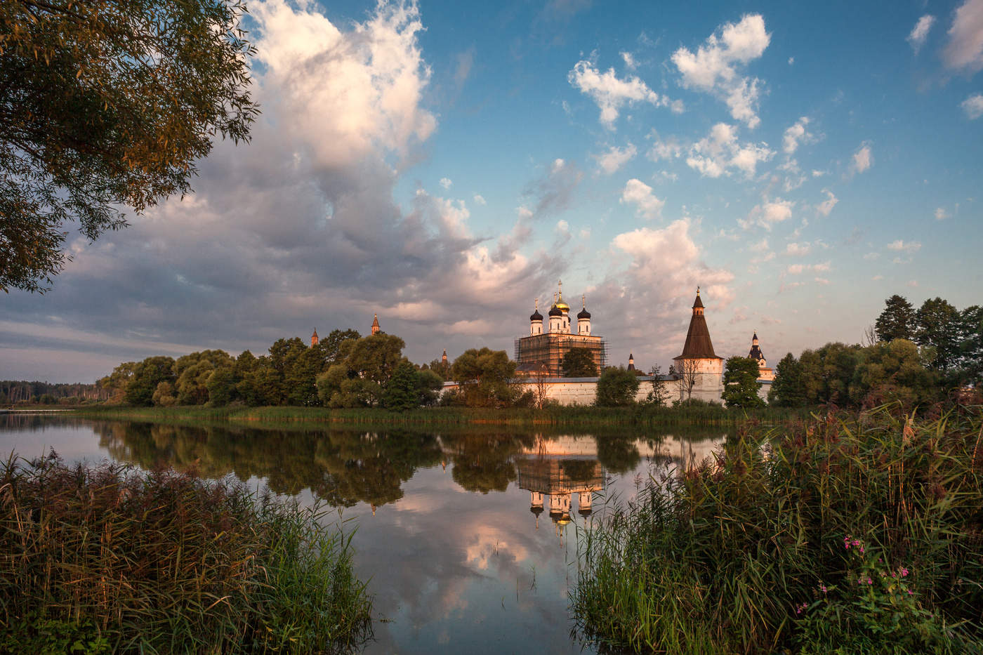 Фото пейзажи с монастырем