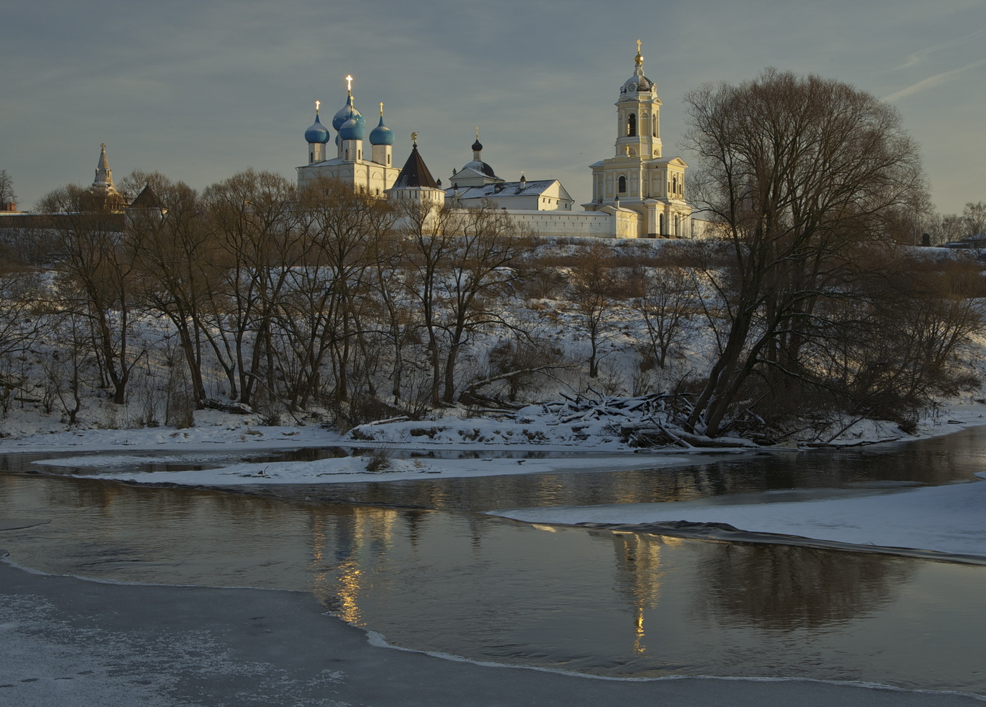 Высоцкий монастырь в Серпухове фото