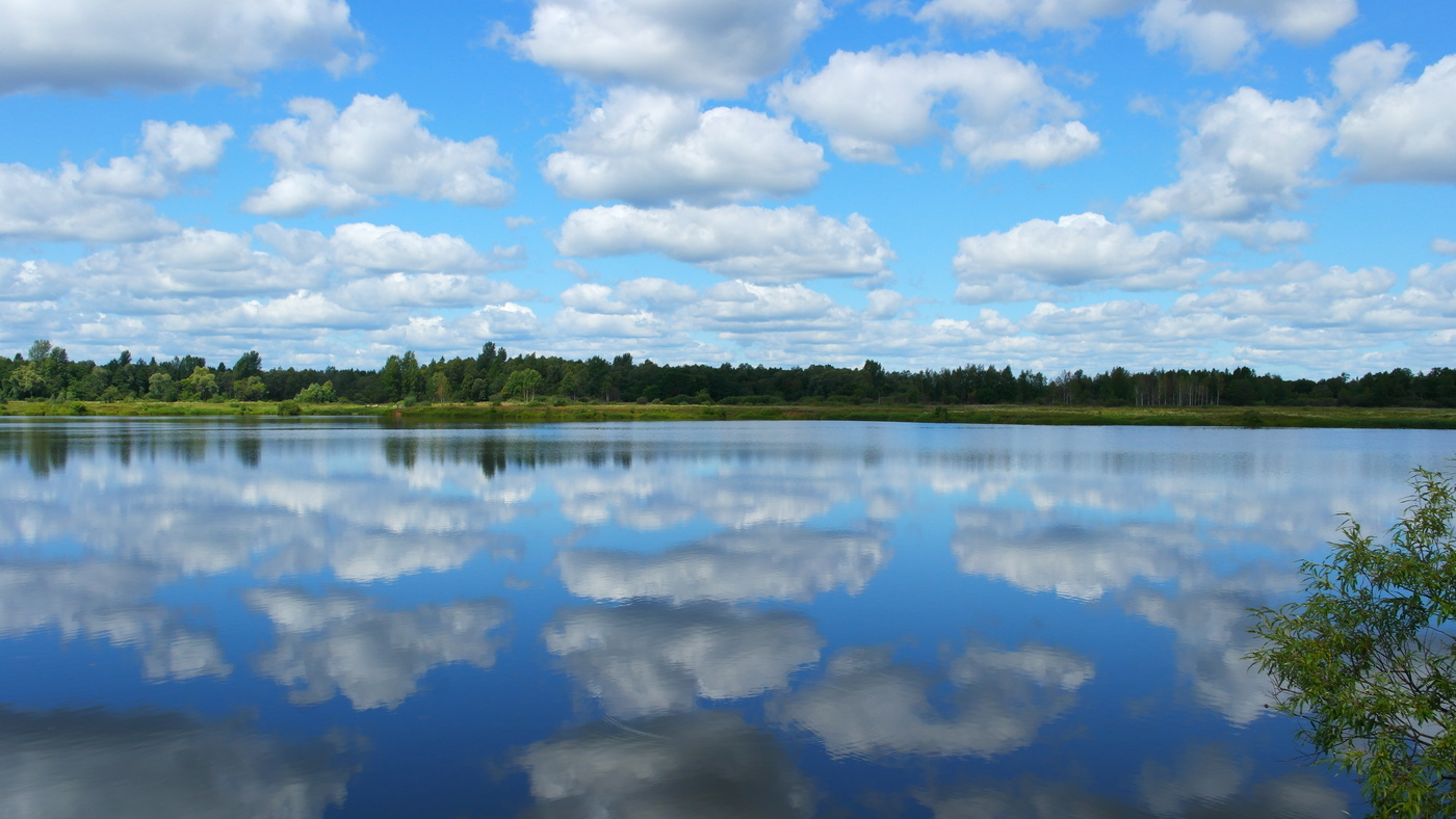 Облака над озером