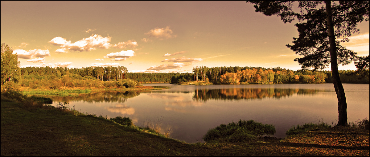 Тихая осень. Пейзаж панорама. Осенний панорамный пейзаж. Осенний пейзаж панорама. Озеро осень панорама.