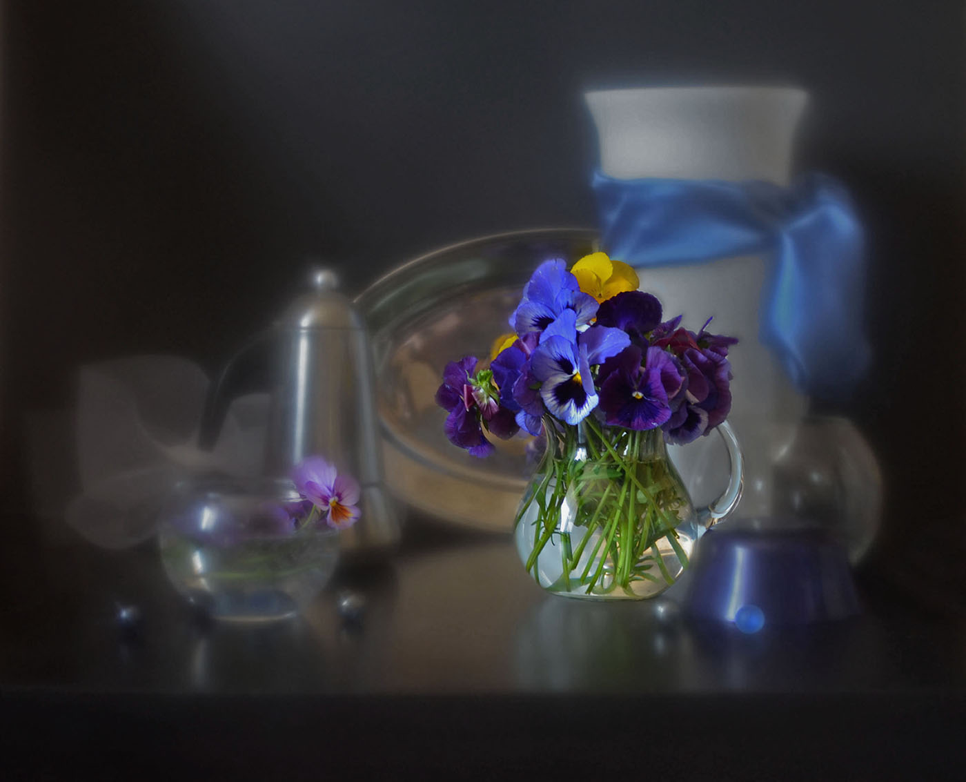 Фото анютины глазки в вазочке