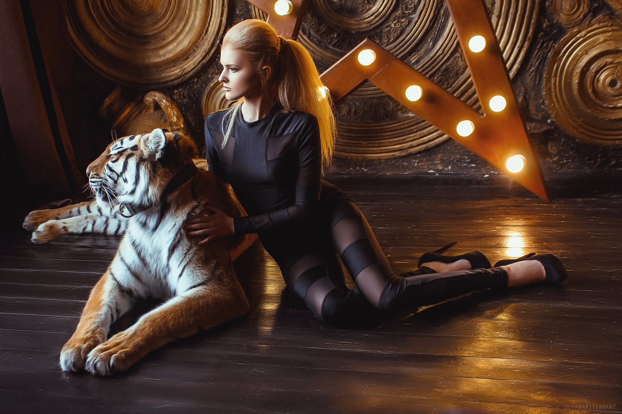 Велотигр. Девушка тигрица. Девушка с тигренком. Тигр и девушка. Красивая девушка с тигром.