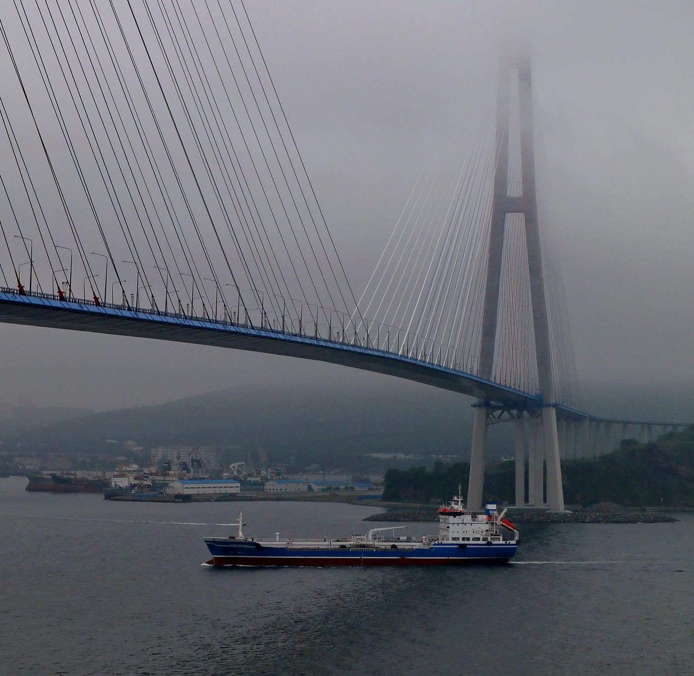 Мост через пролив Босфор Восточный во Владивостоке
