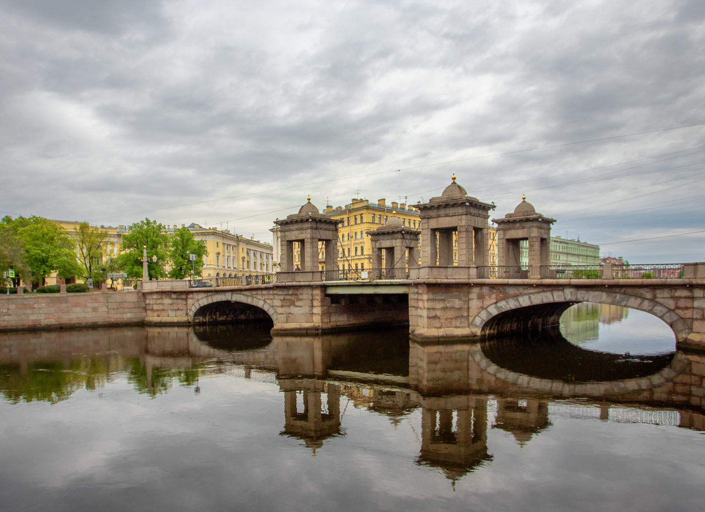 Фото архитектуры петербурга. Архитектура Санкт-Петербурга. Памятник архитектуры с воды. Памятники архитектуры с отражением. Памятники архитектуры с отражением в воду.