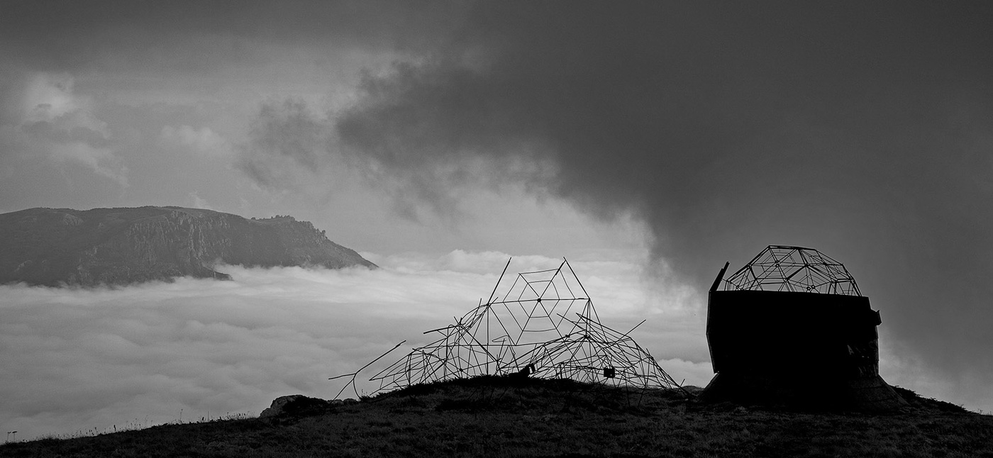 где легко найти страннику приют. одинокий человек. денис октябрь художник картины старый город. город которого нет картинки. путник картинки.