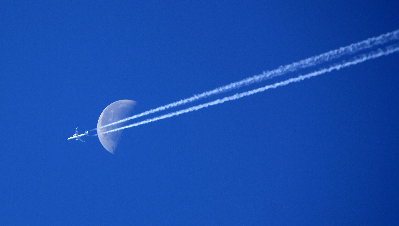 Реактивный самолет в небе. АН-124 инверсионный след. След самолета в небе. Инверсионный след самолета. Самолет в небе.