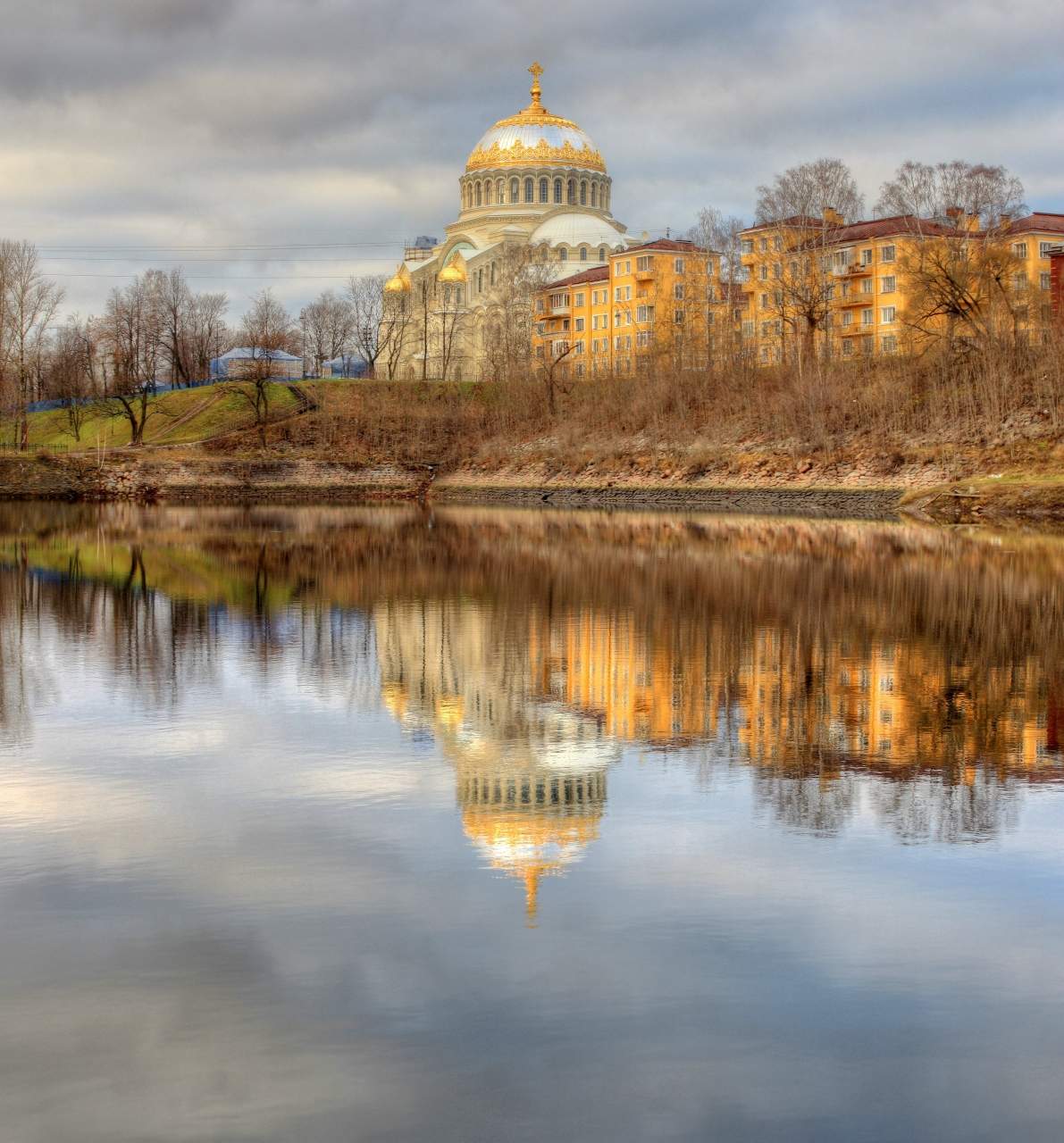 Храм в Кронштадте осень