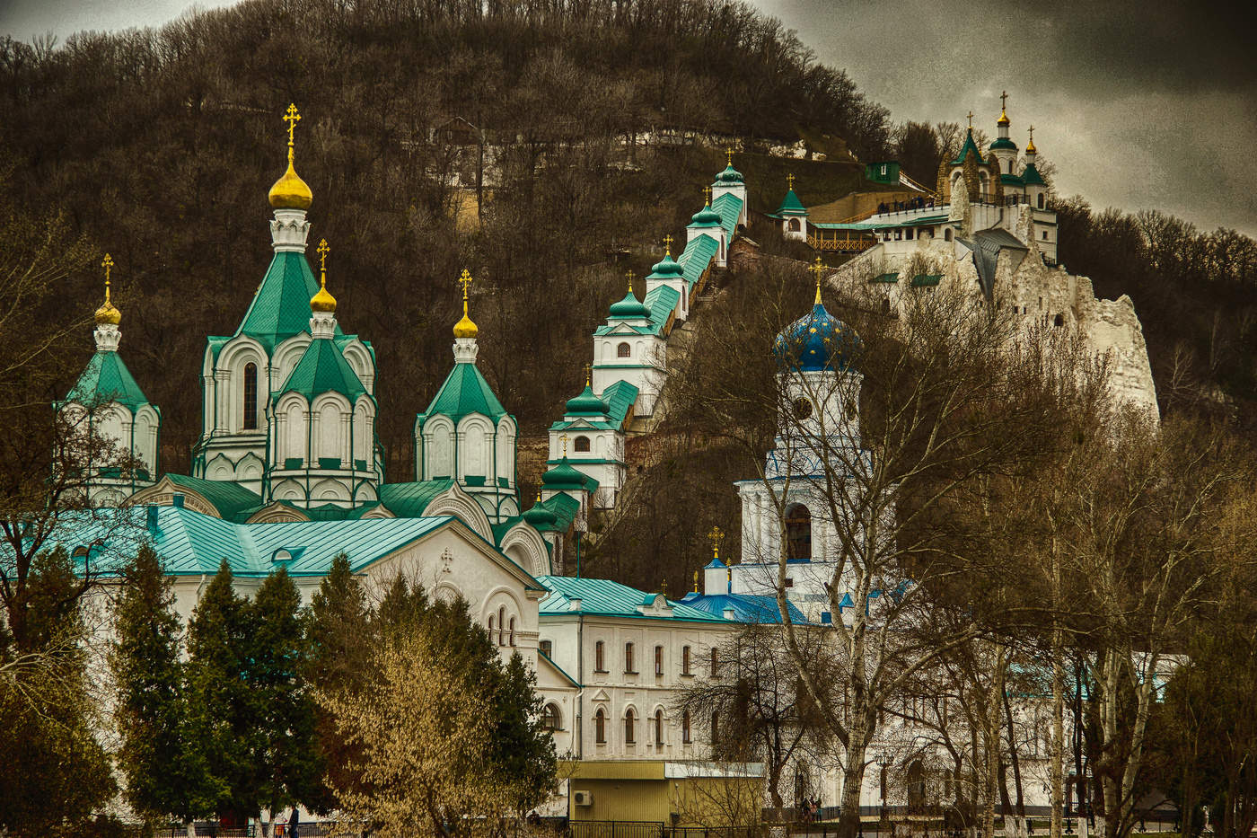 Лавра фото. Святогорская Лавра Славяногорск. Святогорск монастырь. Святогорский монастырь Никольский монастырь. Святогорская Лавра Святогорск убранство.