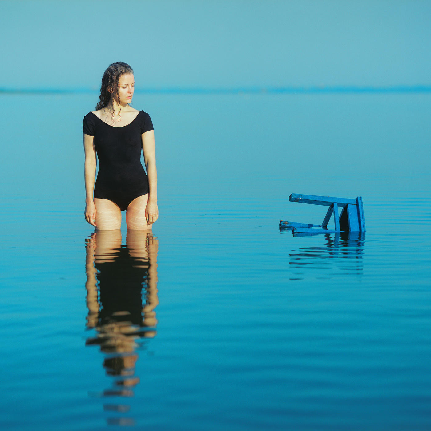 Фото со стулом в воде