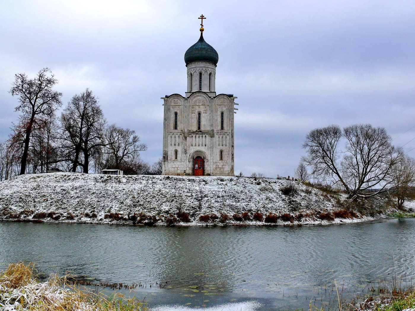 Церковь покрова на нерли. Храм Покрова на Нерли зима. Церковь Покрова на Нерли зимой. Храм Покрова на Нерли, Владимирская область зимой. Храм Покрова на Нерли первый снег.