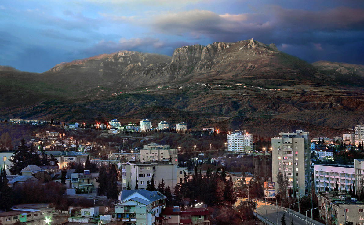 Город алушта. Город Алушта Крым. Алушта ландшафт города. Алушта. Вид на город. Алушта вид на горы.