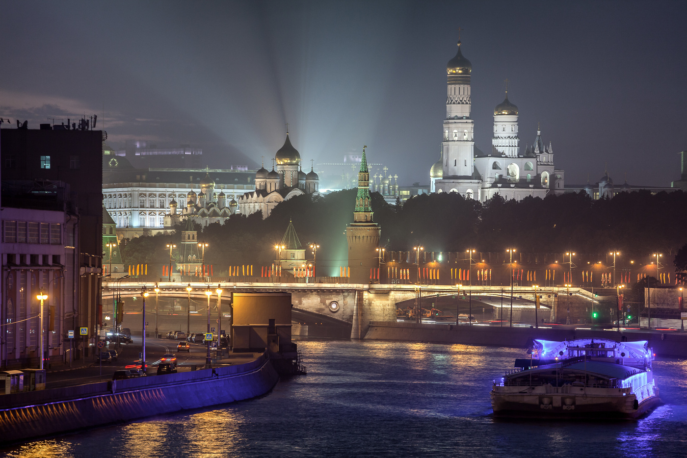 Когда будет вечер в москве. Москва река Кремль вечер ночь. Кремль набережная Москвы-реки. Москва река Софийская набережная ночью летом. Рассвет над Москвой рекой Москва Сити.