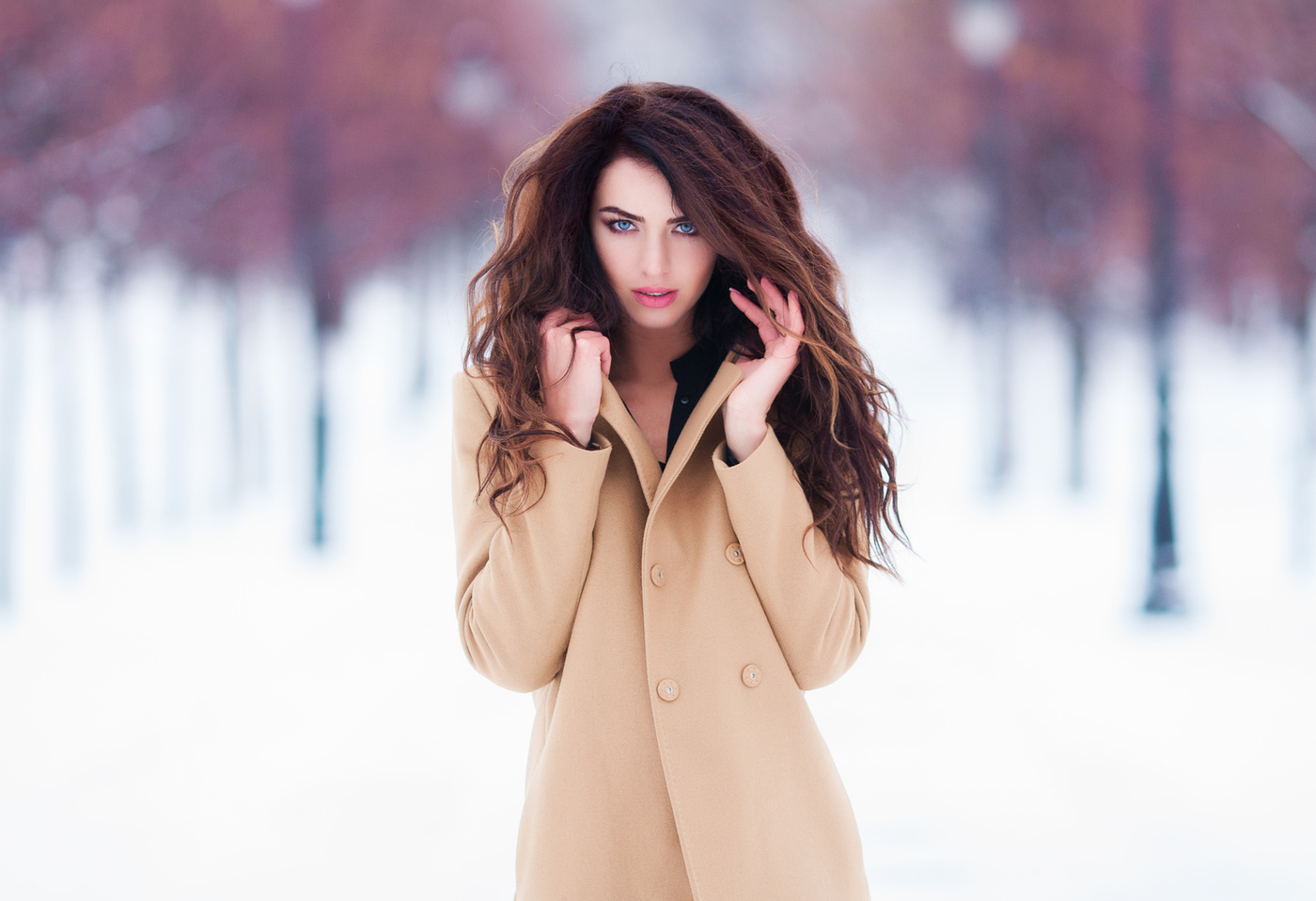 Женщины в пальто зимой