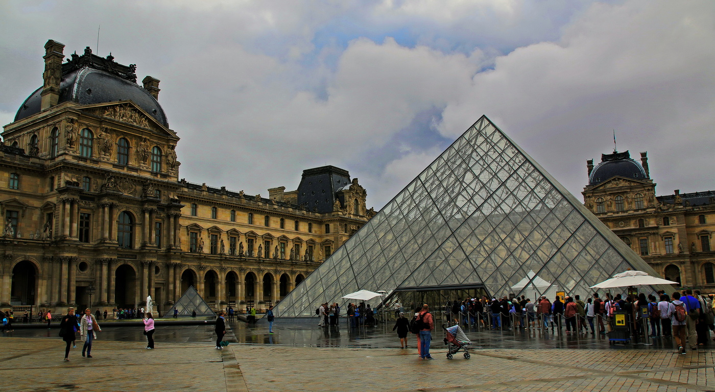 музей в париже со стеклянной пирамидой